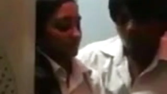 ছেলে বাবা একটি মোরগ বন্ধ হাতের এবং তাকে সাহায্য করার সিদ্ধান্ত নিয়েছে যে বাংলা xxxxxxxxx দেখেছি.